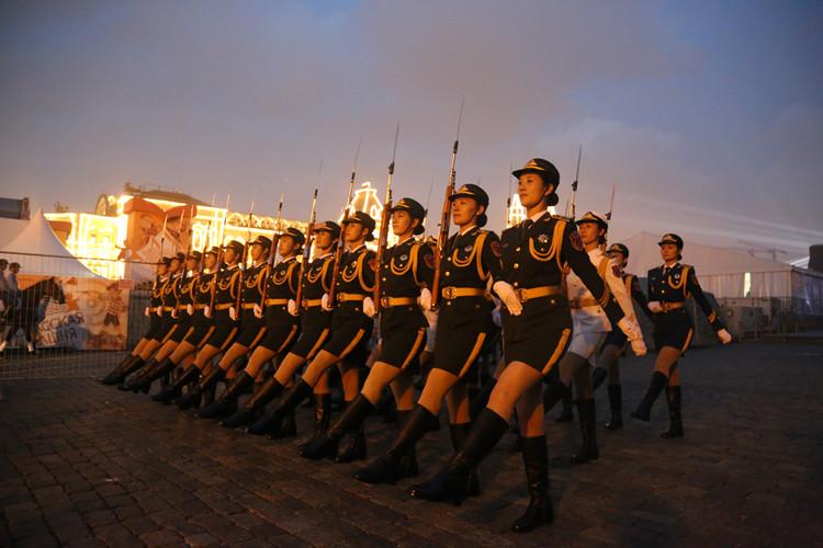 中国女兵亮相红场阅兵